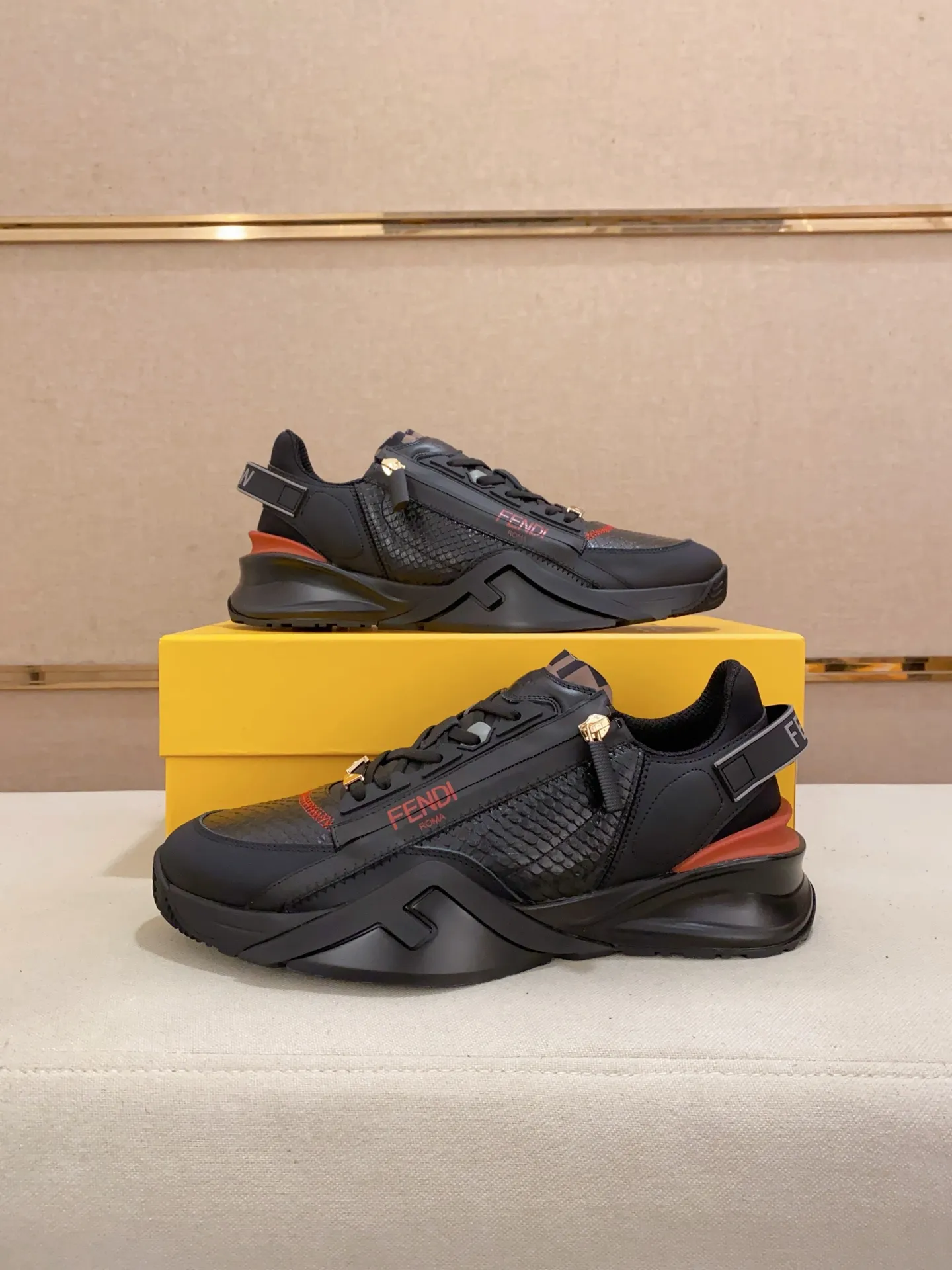 Men's shoes💰: 540💰(Higher version) [Fendi] Fendi's latest casual shoes for men! Available at counters simultaneously! A one-to-one replica of the original. Made entirely of imported top-grain calfskin, the interior is made of top-grain water-dyed cowhide, and the original factory-supplied rubber outsole. Leading new fashion concepts. Matching code: 38-44. 45 can be customized and non-returnable!